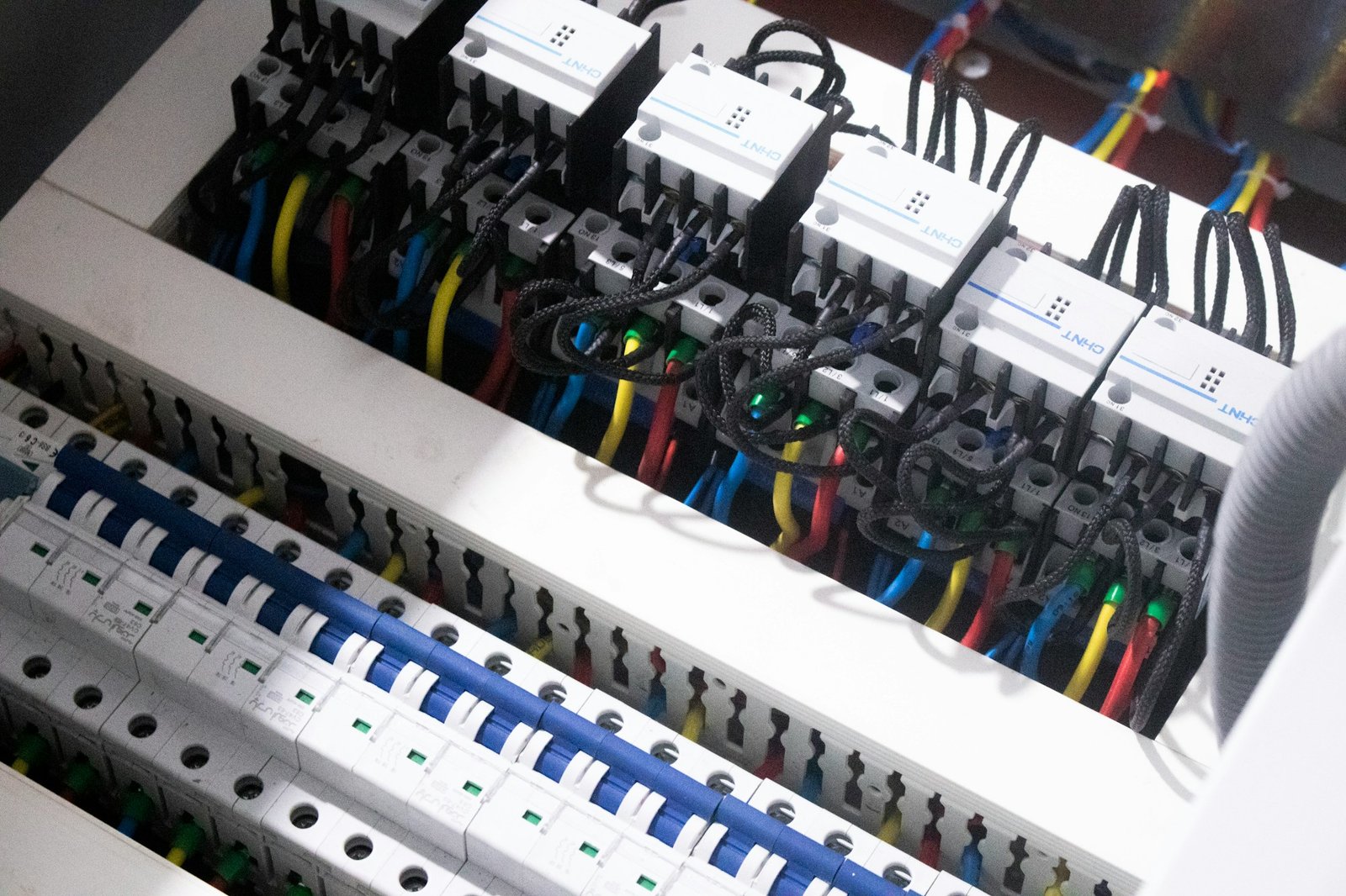 Disjuntores e quadro de distribuição elétrica