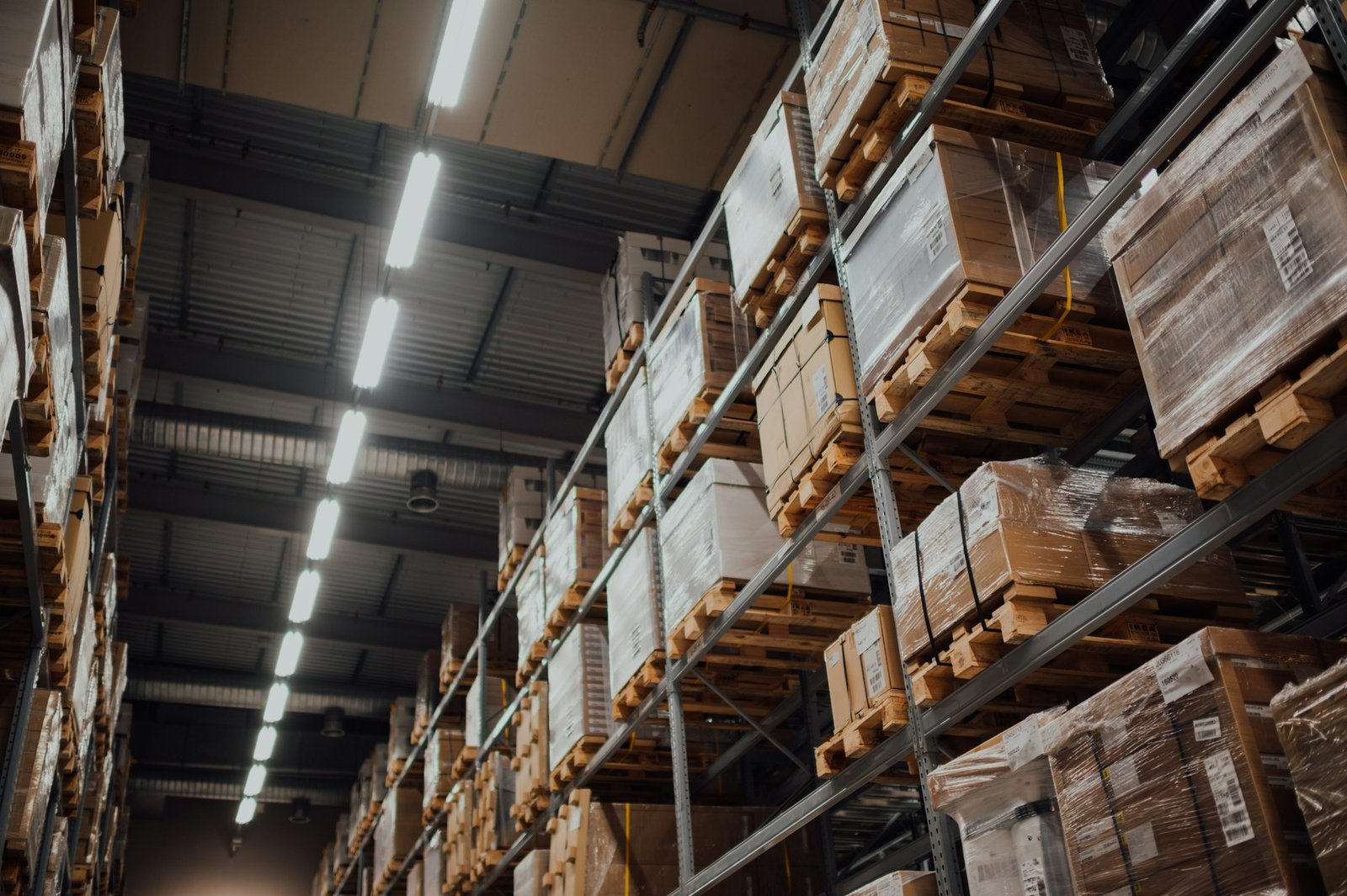 Estoque organizado de materiais elétricos em caixas para distribuição