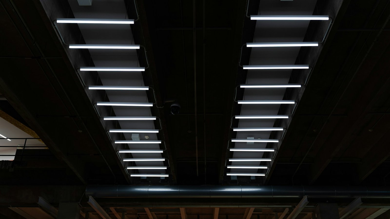 Sistema de iluminação industrial instalado no teto