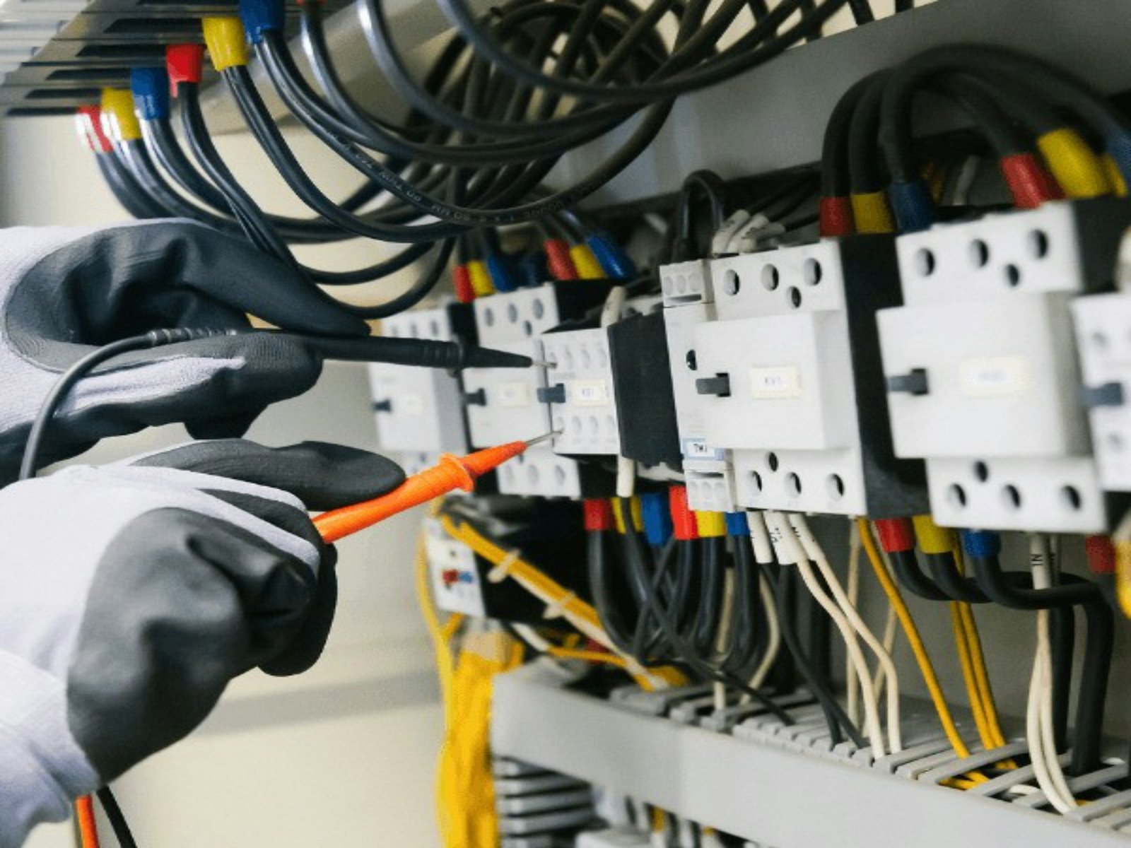 Profissional realizando instalação e manutenção elétrica