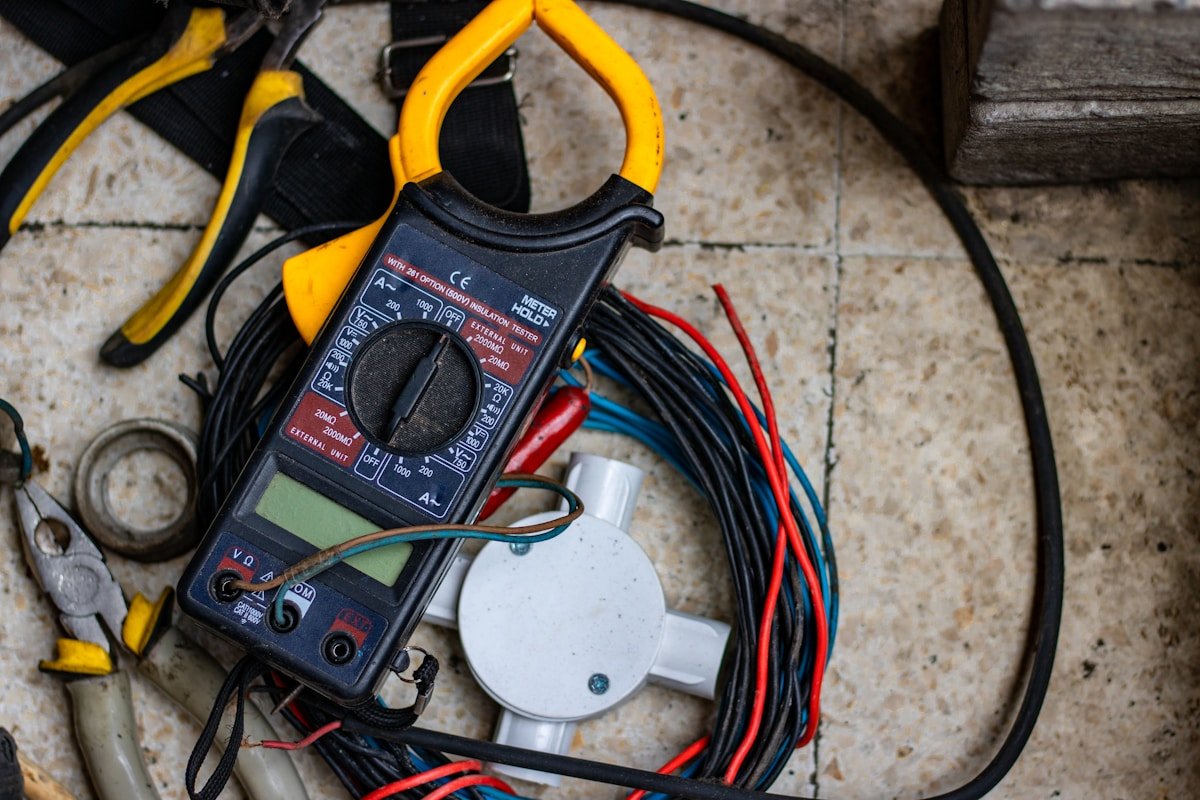 Ferramentas e alicate amperímetro para instalação elétrica